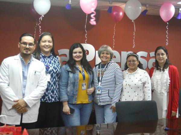 El Dr. Carlos Santos junto a las organizadoras de la charla: Andrea Lagos, Jocelyne Triminio, Arlene Castellón, Ingrid Smith y Nancy Suyapa Villalobos.