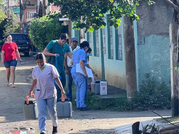 Personal de salud durante brigada de vacunación.