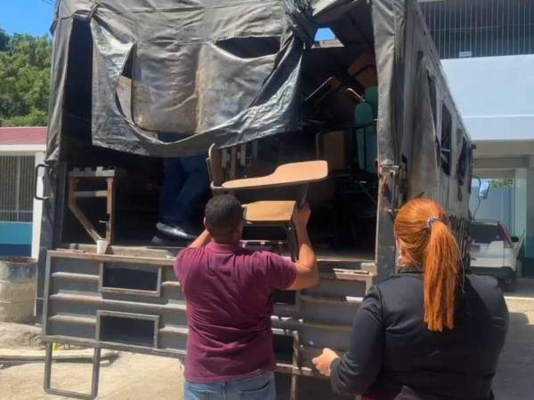 En el Instituto Alfonso Hernández Córdova recibieron los primeros 100 pupitres, destinados a mejorar las condiciones de aprendizaje de más de mil estudiantes.