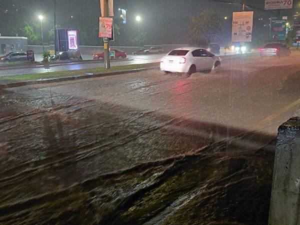 Alrededor de 25,000 capitalinos se han visto afectados por las fuertes lluvias que azotan el Distrito Central, que se mantiene en alerta roja emitida por COPECO.