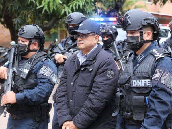 Midence Oquelí resguardado en Honduras por policías.