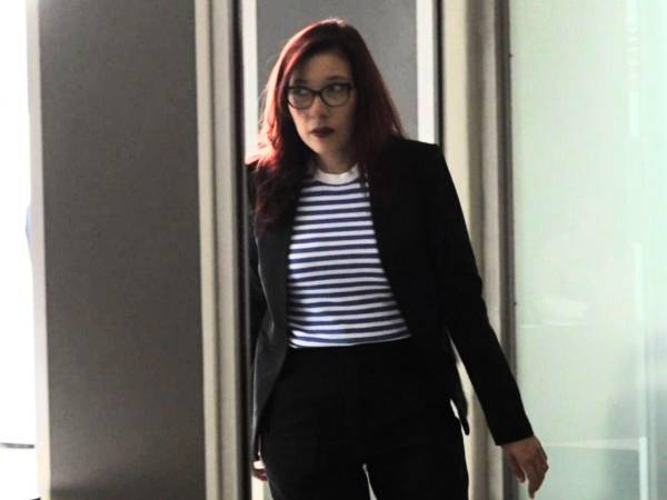 La abogada y exjueza, Alina María Cuadra Morales al ingresar a los tribunales ubicados en la avenida La Paz.