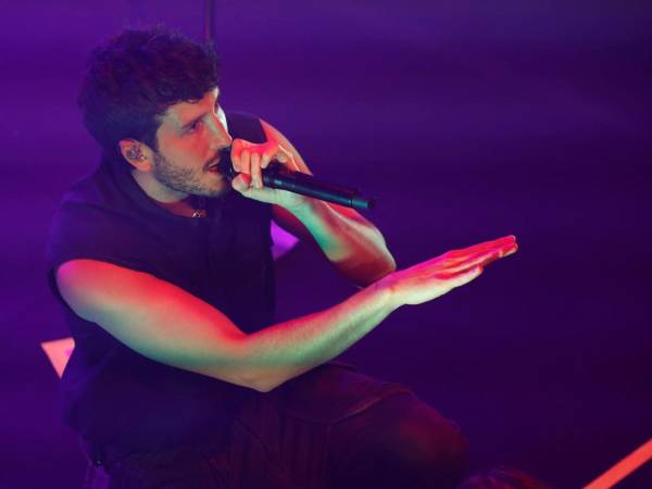 Fotografía de archivo del músico y cantante colombiano Sebastián Yatra, durante un concierto en Madrid, España.