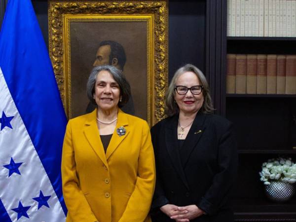 <b>Mireya Agüero junto a </b>Rosa de Lourdes Paz Haslam como Embajadora de Honduras ante la República de Chile.