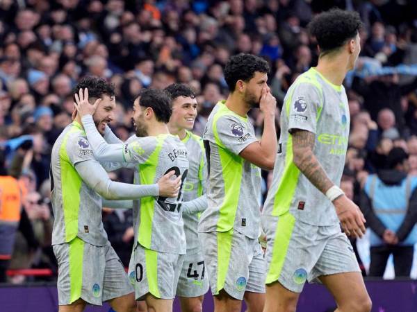 Jugadores del Manchester City celebrando el gol de Cherki ante el Nottingham Forest.
