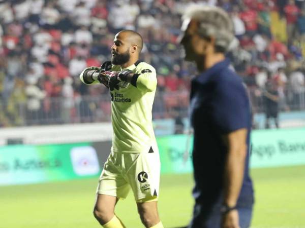 Edrick Menjívar puso en su sitio a Pablo Lavallén luego de asegurar que a Olimpia lo ayudan los arbitrajes.