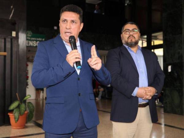 Marco Destephen y Samuel Zelaya, comisionados del IHSS, ya cobraron cerca del millón de lempiras.