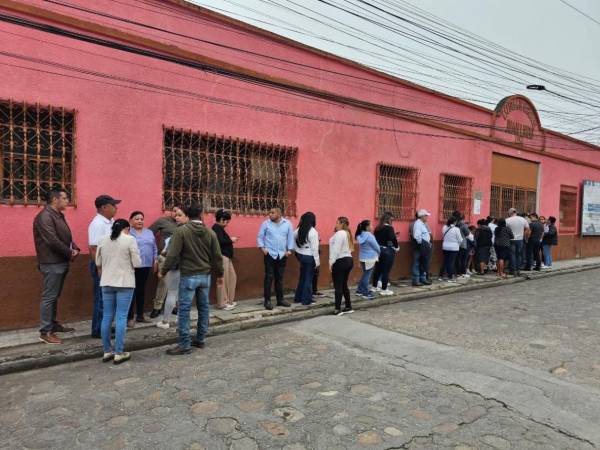 En la escuela Juan Lindo, en Gracias, Lempira, se reportó cero incidencia. Decenas de personas acudieron en hora de la tarde.