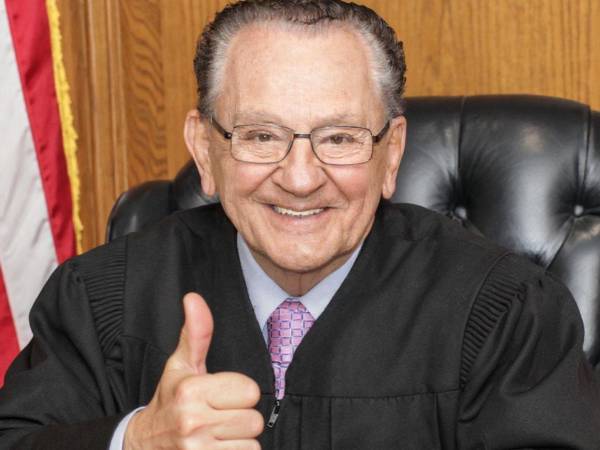 Foto en vida del juez Frank Caprio.