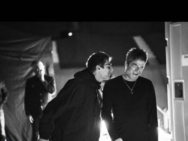 La banda Oasis, celebra que además de liderar el ranking global de Spotify, “Wonderwall” alcanzó un nuevo máximo en Estados Unidos, con 857.000 reproducciones en un día.