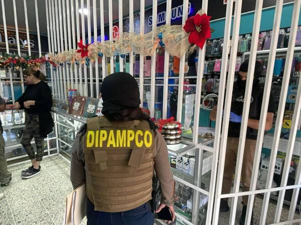 Una red criminal que blanqueó más de mil millones de lempiras desde aparentes tiendas de celulares en Choloma fue desmantelada tras meses de vigilancia, según confirmaron las autoridades, que además descubrieron un método insólito para encubrir la extorsión. ¿Cómo operaba este esquema que usó a clientes inocentes para encubrir el delito?