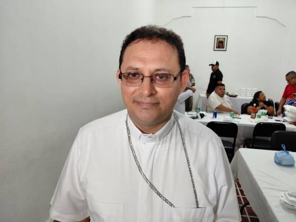 Monseñor Velásquez manifiesta su esperanza en un nuevo gobierno que traiga paz y seguridad, exigiendo a los políticos que dejen de lado las diferencias y comiencen a pensar en Honduras.