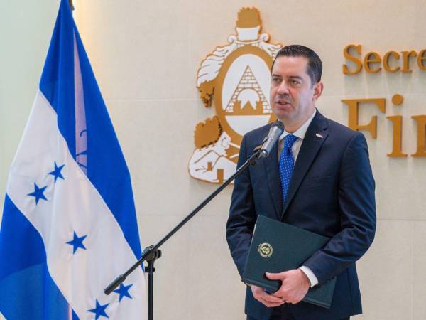 En los primeros meses de 2026, el Estado enfrenta embargos por 3,903 millones de lempiras, recursos que ya no podrán destinarse a medicamentos para hospitales, libros de texto para estudiantes ni a la pavimentación de más de 270 kilómetros de carreteras, afirmó ministro de Finanzas, Emilio Hernández Hércules.