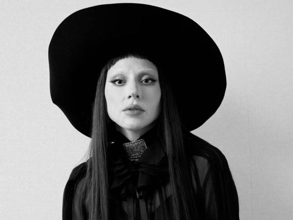 Con la salida de su séptimo álbum, <i><b>Mayhem</b></i>, Lady Gaga continúa demostrando que su capacidad para sorprender al público sigue intacta. Tras cinco años de espera, este nuevo trabajo es un regreso a sus raíces, combinando poderosos bajos, melodías pegajosas y la emoción que distinguió a la artista desde sus inicios.