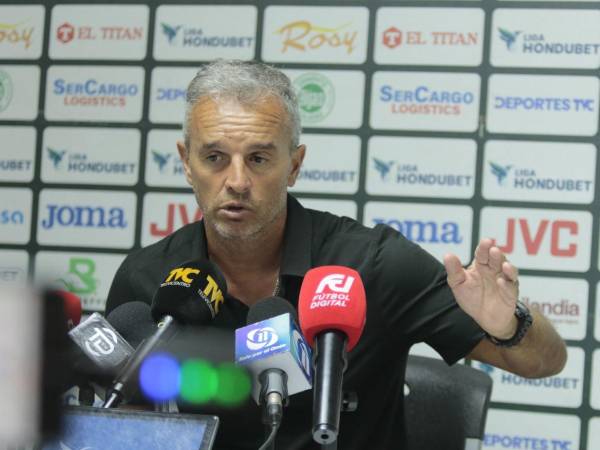 Lavallén hablando en conferencia de prensa luego del partido ante UPNFM.