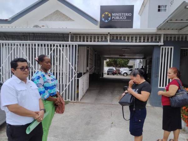 Familiares del matrimonio y sus dos hijas, fallecidos en el accidente de Lanhsa, acudieron este miércoles al Ministerio Público de La Ceiba para declarar.