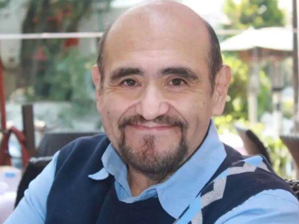 La salud de Édgar Vivar volvió a preocupar a sus seguidores luego de que el actor mexicano revelara que será sometido a una delicada cirugía de columna, procedimiento que podría complicarse debido a una condición cardíaca que arrastra desde hace varios años.
