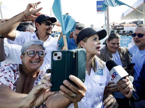 Fotografía de archivo del 24 de enero de 2026 que muestra a la candidata a la presidencia de Costa Rica Laura Fernández (c), saludando a simpatizantes en San José (Costa Rica).