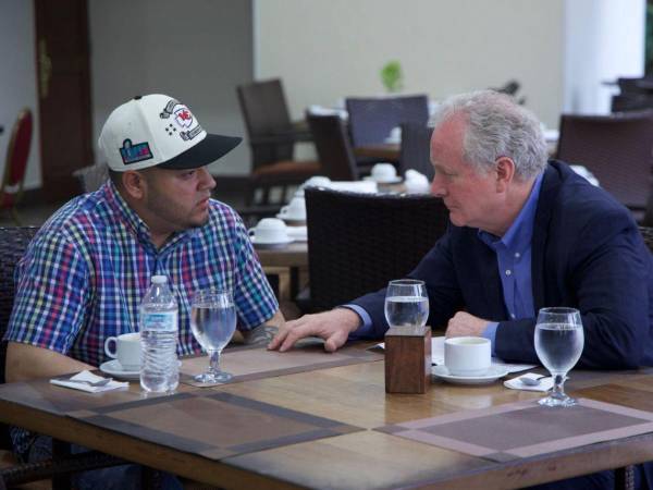 Fotografía publicada por el senador por Maryland, Chris Van Hollen en su cuenta oficial de la red social X donde aparece hablando con el migrante salvadoreño Kilmar Ábrego García.