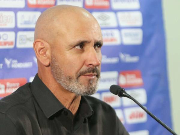 Eduardo Espinel hablando en conferencia de prensa luego de partido Olimpia - Choloma por la Liga Nacional.