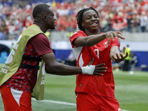 Johan Manzambi marcó dos goles para el triunfo de Suiza contra Bosnia.