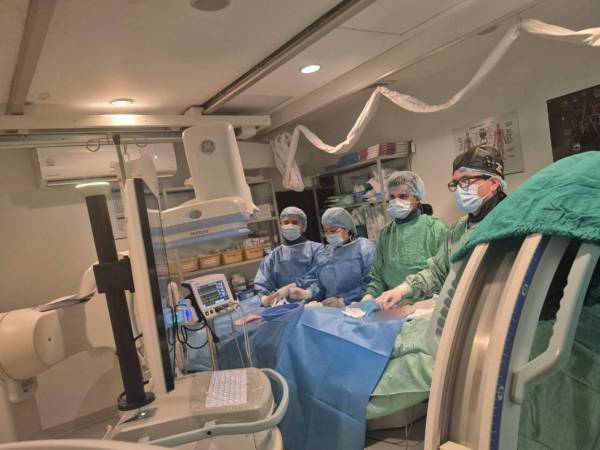 El equipo de neurointervención del hospital Mario Rivas practica una trombectomía mecánica.