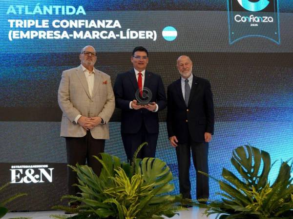 Carlos Girón, vicepresidente Corporativo de Imagen y Reputación, recibió el sello Triple Confianza a nombre del Grupo Financiero Atlántida, Capítulo Honduras.