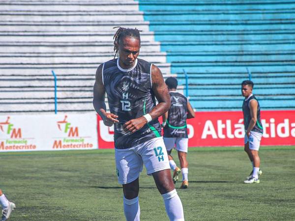 Juagdores del Platense realizando ejercicios de calentamiento.