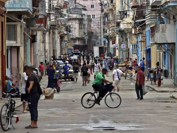Crisis energética golpea a cubanos en medio de choque con Estados Unidos.