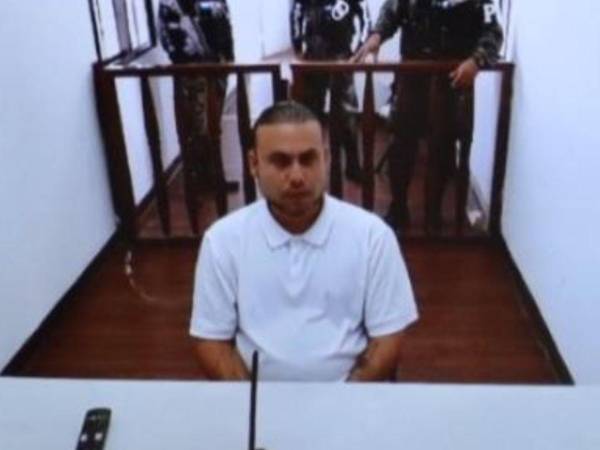 El estadounidense Gilbert Reyes comparece vía Zoom desde la cárcel, en el juicio oral y público que se desarrolla en los tribunales de Roatán.