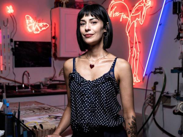 Fotografía del 18 de agosto de 2025 cedida por la Academia Latina de la Grabación de la escultora multimedia mexicana-estadounidense Leticia Maldonado posando en Van Nuys, California (EEUU.).