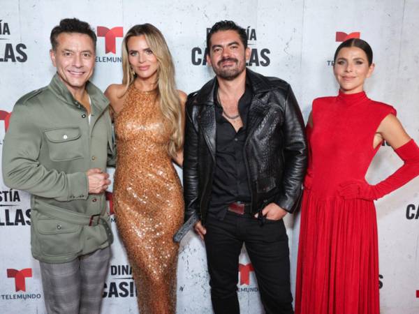 De izquierda a derecha: Raúl Méndez, Isabella Castillo, Iván Arana y María Fernanda Yepes posan durante la premier de 'Dinastia Casillas', en Los Ángeles (EE.UU.).