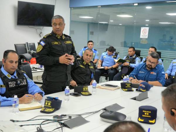 Representantes de la Policía Nacional, el Sistema 911, la DPI, Copeco y otras instituciones sostuvieron una reunión de trabajo y recorrieron el centro de monitoreo del 911 para fortalecer la coordinación en materia de seguridad en San Pedro Sula.