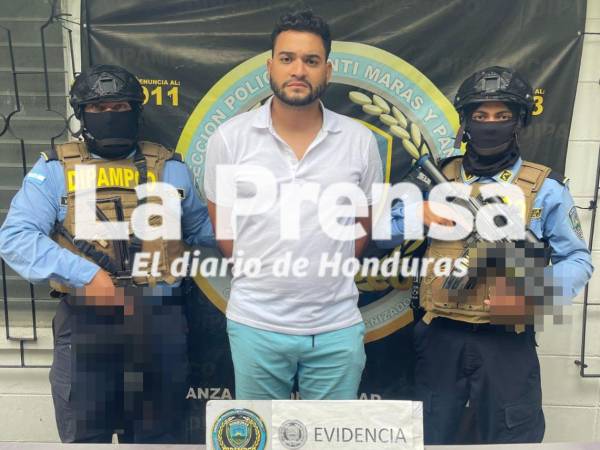 En el marco del Plan Navidad Segura 2025, agentes de la Dirección Policial Anti Maras y Pandillas Contra el Crimen Organizado (DIPAMPCO) capturaron a un ciudadano durante una saturación policial realizada en el populoso barrio Inglés de La Ceiba, por suponerlo responsable del delito de posesión ilícita de droga con fines de tráfico.