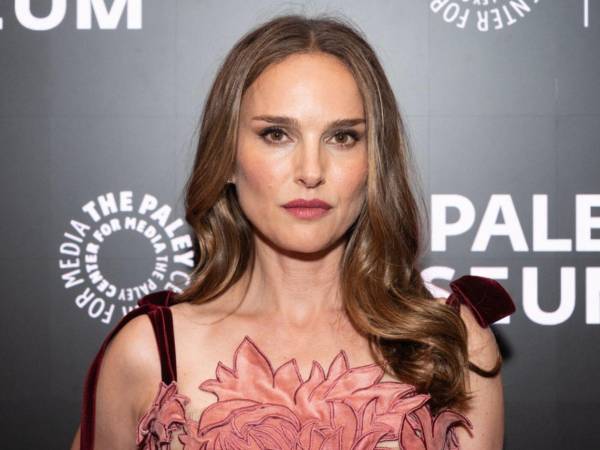 La actriz estadounidense Natalie Portman sorprendió al confirmar que está embarazada de su tercer hijo a los 44 años, una noticia que marca una nueva etapa en su vida personal y familiar. El anuncio fue dado a conocer en una entrevista con la revista Harper’s Bazaar, donde la ganadora del Premio Oscar expresó su emoción por esta nueva experiencia junto a su actual pareja, el músico francés Tanguy Destable. “Tanguy y yo estamos muy entusiasmados”, declaró.