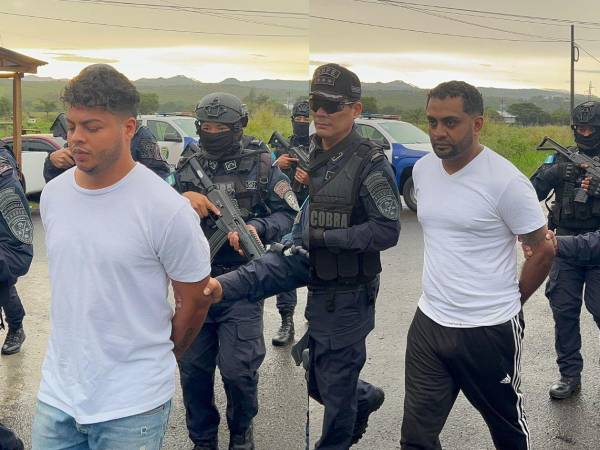 Eick López y Teodoro Rodas siendo movilizados por agentes policiales con destino a los Estados Unidos.