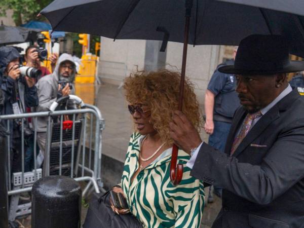 Imagen de Janie Coms madre de Sean Daddy Combs, abandonando la corte federal de Nueva York (EE.UU.).
