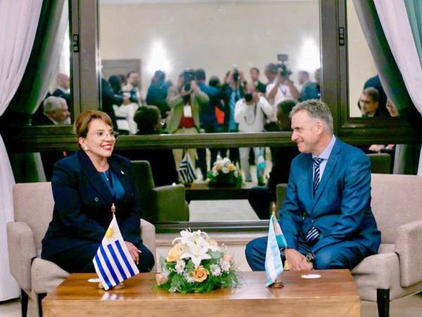 La presidenta de Honduras, Xiomara Castro, sostuvo un encuentro reciente con el nuevo mandatario uruguayo, Yamandú Orsi, en el marco de la toma de posesión.