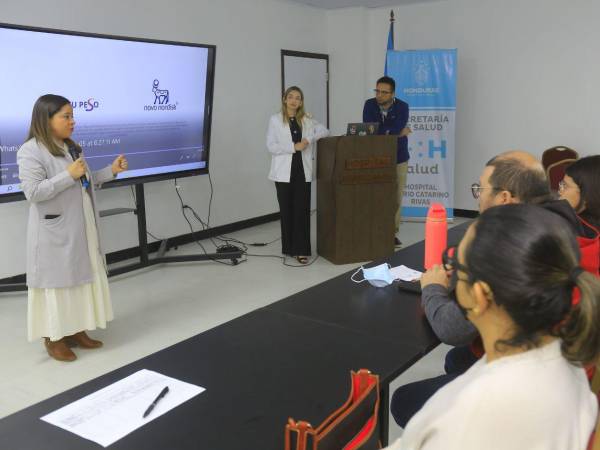 La doctora Paola Bonilla imparte charla a pacientes sobre el uso del nuevo medicamento.