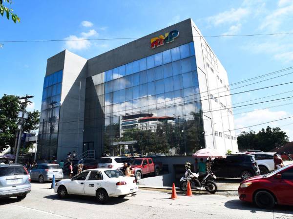 Sampedranos acuden a las oficinas principales del Registro Nacional de las Personas (RNP) en San Pedro Sula.