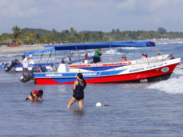 Aunque el clima de inicios de Semana Santa no fue tan bueno, desde el jueves mejoró haciendo que miles de turistas disfrutaran del mar, activando así la economía de los negocios como restaurantes, hoteles y servicios turísticos.