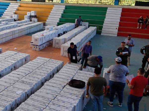 El material electoral está almacenado en el polideportivo del instituto Manuel Bonilla que sirve de centro de acopio.