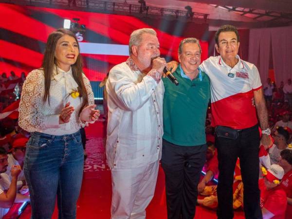 Iroshka Elvir, Roberto Contreras, Chano y Salvador Nasralla.