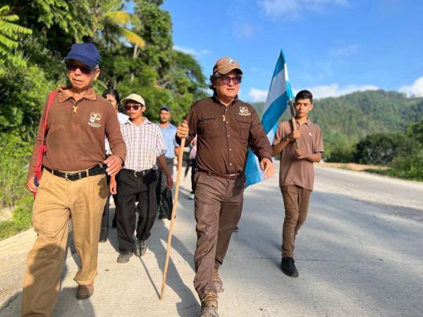 El padre Leopoldo Serrano comenzó su recorrido hacia Tegucigalpa desde el kilómetro 89 de la carretera de occidente.