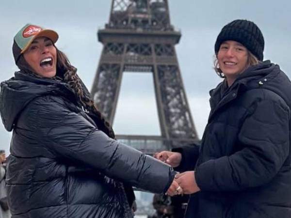 Galilea Montijo y su hijo Mateo durante un viaje a París.