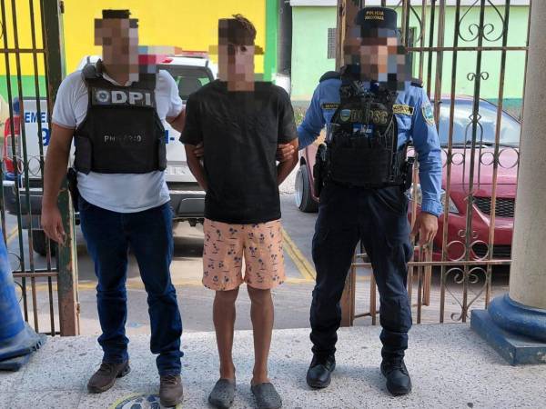 Momento cuando fue arrestado por agentes e investigadores en una aldea de Lempira.