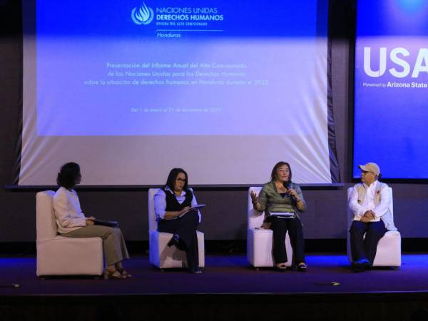 Defensores de Derechos Humanos participan en panel durante la presentación del informe de OACNUDH.