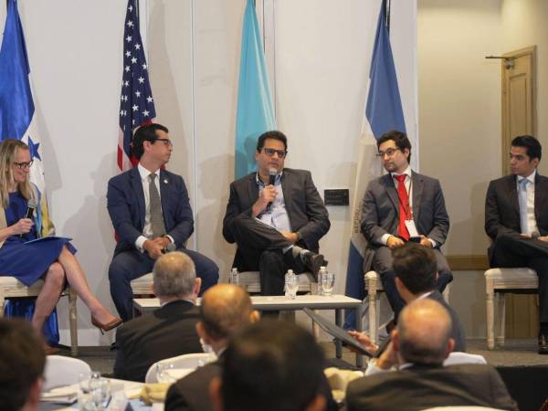 Líderes empresariales y del gobierno abordaron la agenda energética en el foro de HUGE, desarrollado en Tegucigalpa.