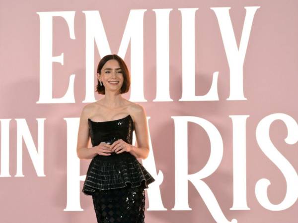 La popular serie de Netflix Emily in Paris prepara un nuevo giro en su historia con la confirmación de su sexta temporada, que marcará un cambio de escenario al salir nuevamente de Francia para rodar en Grecia y Mónaco. De acuerdo con información revelada por Variety, la producción iniciará en mayo y llevará a la protagonista hacia nuevos destinos europeos, ampliando el universo narrativo que ha caracterizado a la ficción desde su estreno.