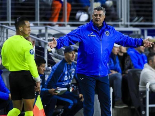 Diego Vázquez reclamando a un árbitro asistente en el partido de Motagua contra Cincinnati en Estados Unidos.